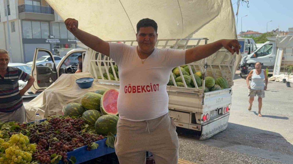 Karpuzları göbek atarak satıyor