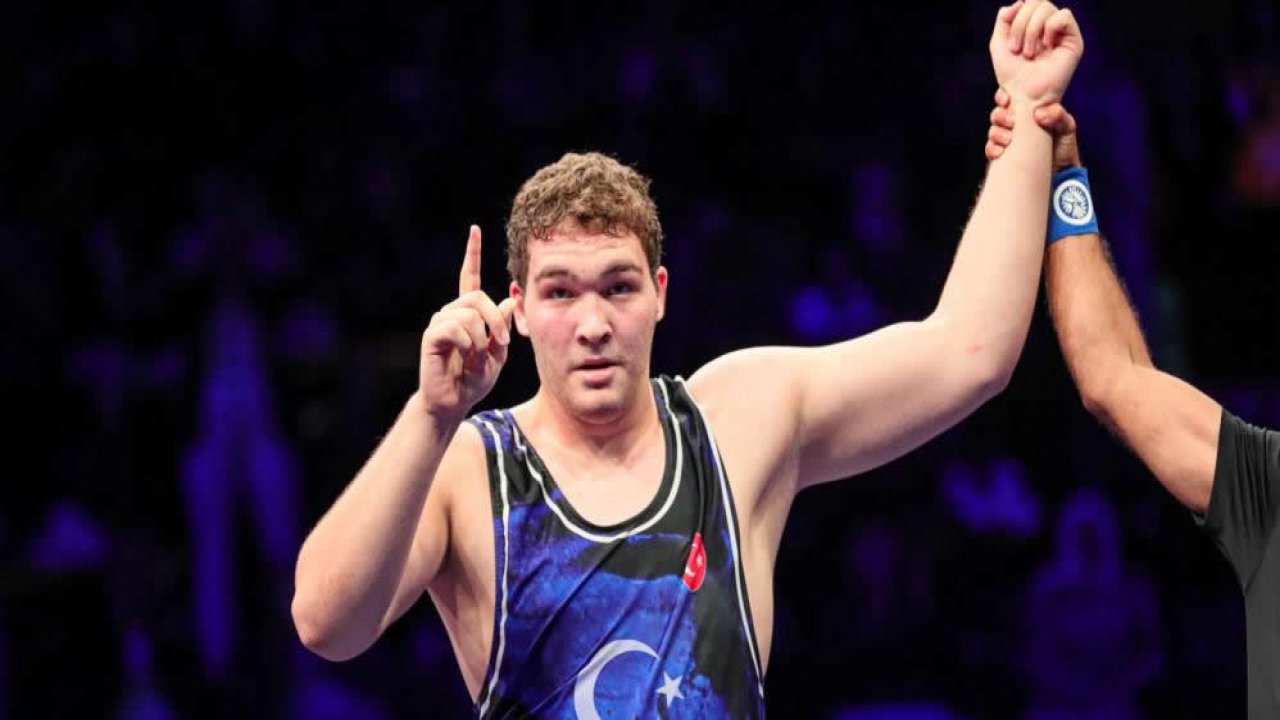 Milli güreşçi Bakır'dan gümüş madalya