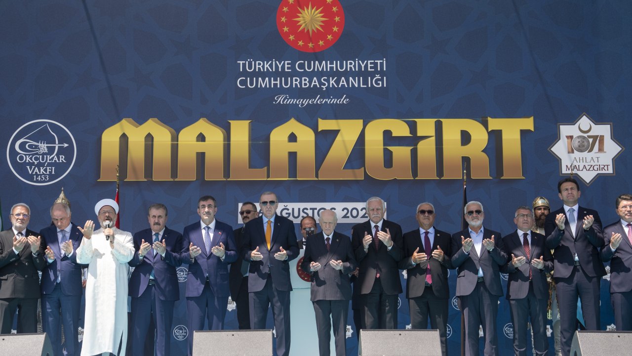 "İmansız olan paslı yürek sinede yüktür"