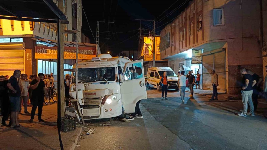 Dolmuş soförü kurşun yağmuruna tutuldu: Buna rağmen 600 metre daha aracı sürdü