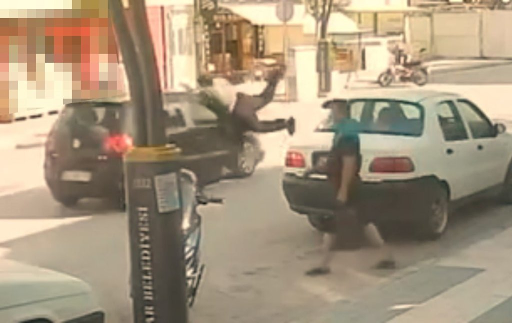 Otomobilin çarptığı genç metrelerce havaya savruldu
