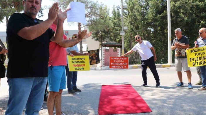 İzmir Büyükşehir Belediyesi’nin kooperatif mağdurlarından kırmızı halılı protesto