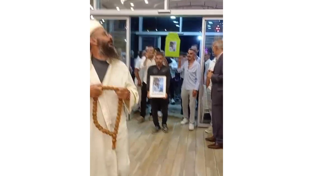 Damadın arkadaşları düğün salonuna tabutla girdi!