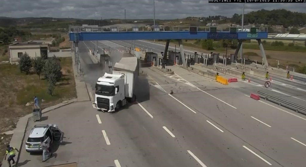 İstanbul'da TIR kazası! Gişeleri yıktı, jandarma aracına çarptı