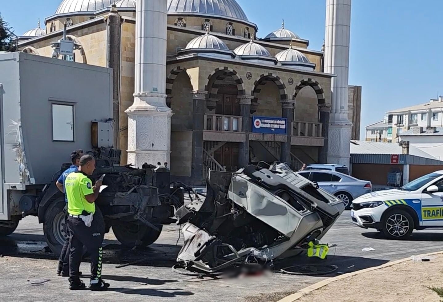 Konya yolunda TIR ile karavan çarpıştı: Yaralılar var