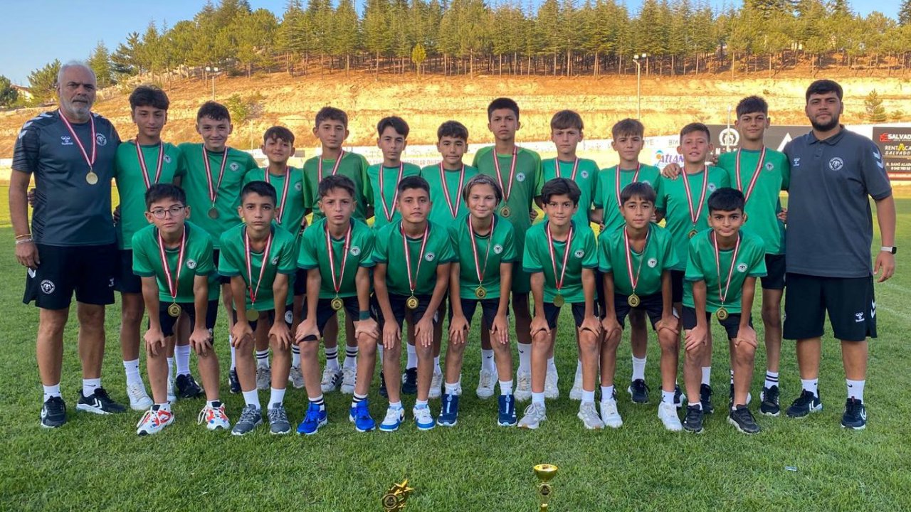 Konyaspor Akademi Takımları kupayla döndü