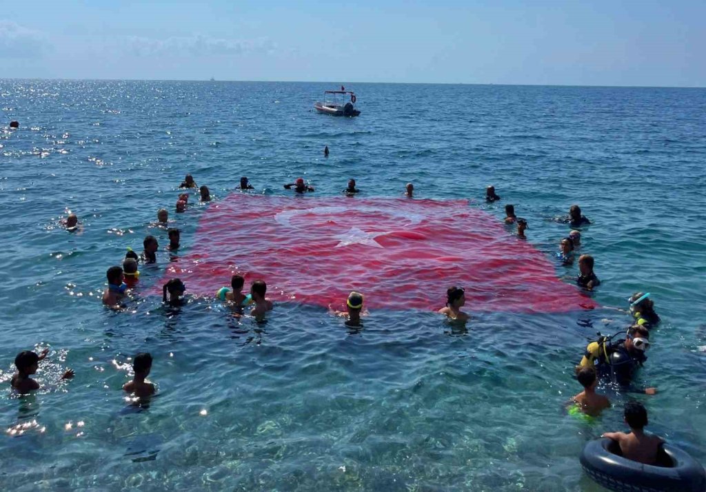 Denizde dev Türk bayrağı açıldı