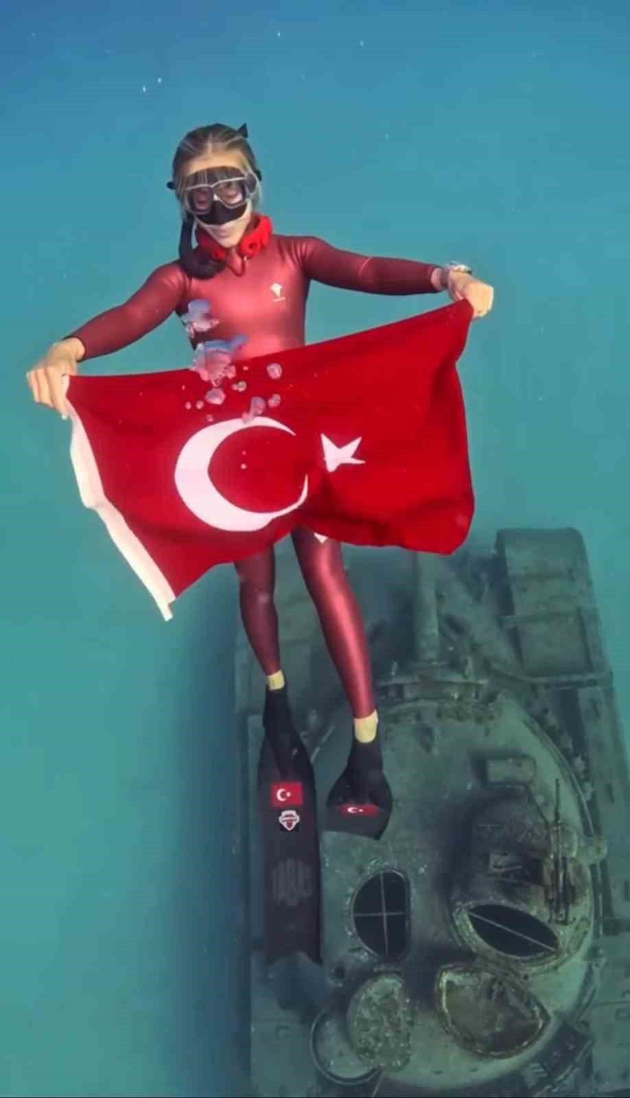 Şahika Ercümen, Zafer Bayramı’nda Kaş’ta tanka dalış yaptı