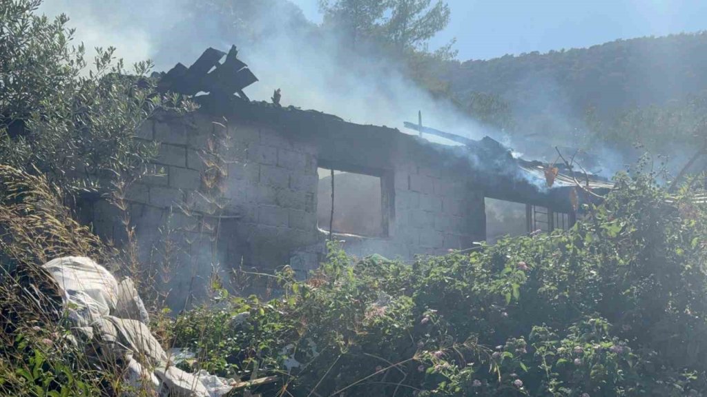 Madde bağımlısı olduğu iddia edilen genç evi ateşe verdi