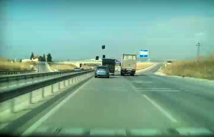 Meyve sebze kasaları neredeyse trafiği savaş alanına çevirecekti!