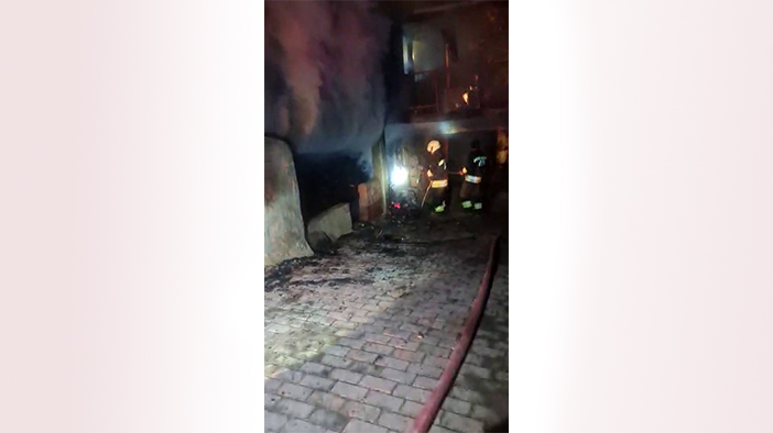 Konya'nın ilçesindeki ev yangını paniğe sebep oldu