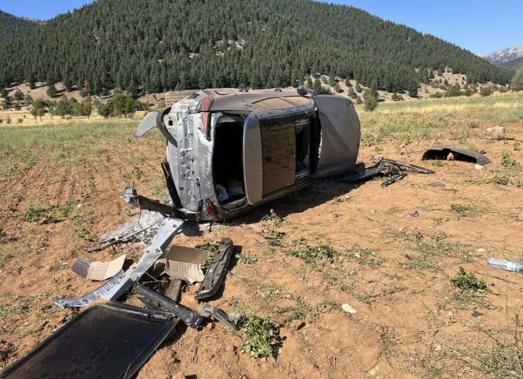 Derebucak’ta otomobil tarlaya devrildi: Yaralılar var