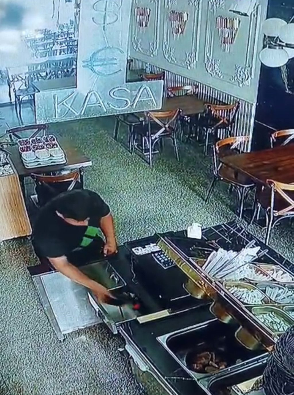 Topallayarak girdiği restorandan cüzdan çaldı