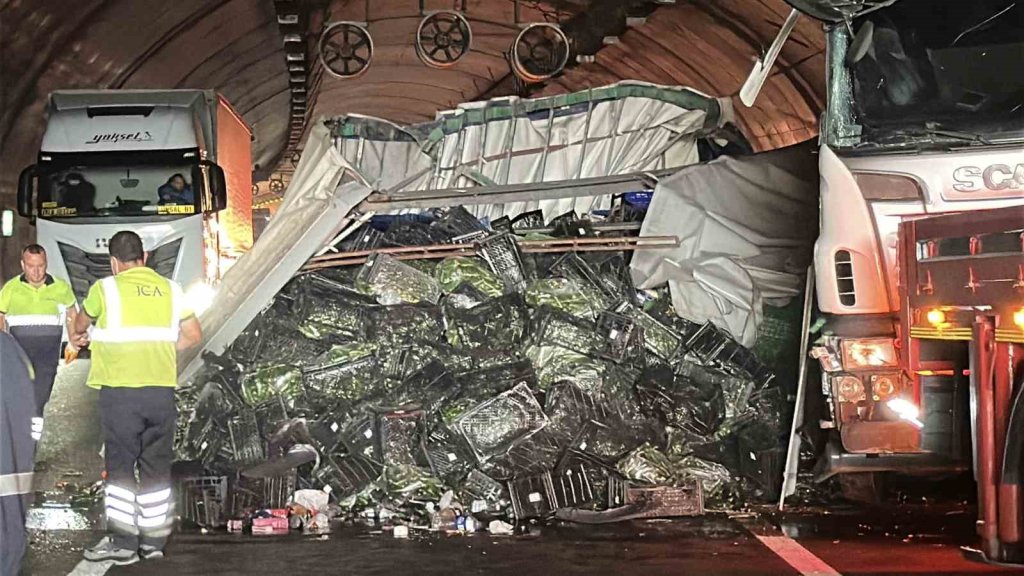 Sebze yüklü tır devrildi: Kilometrelerce araç kuyruğu oluştu