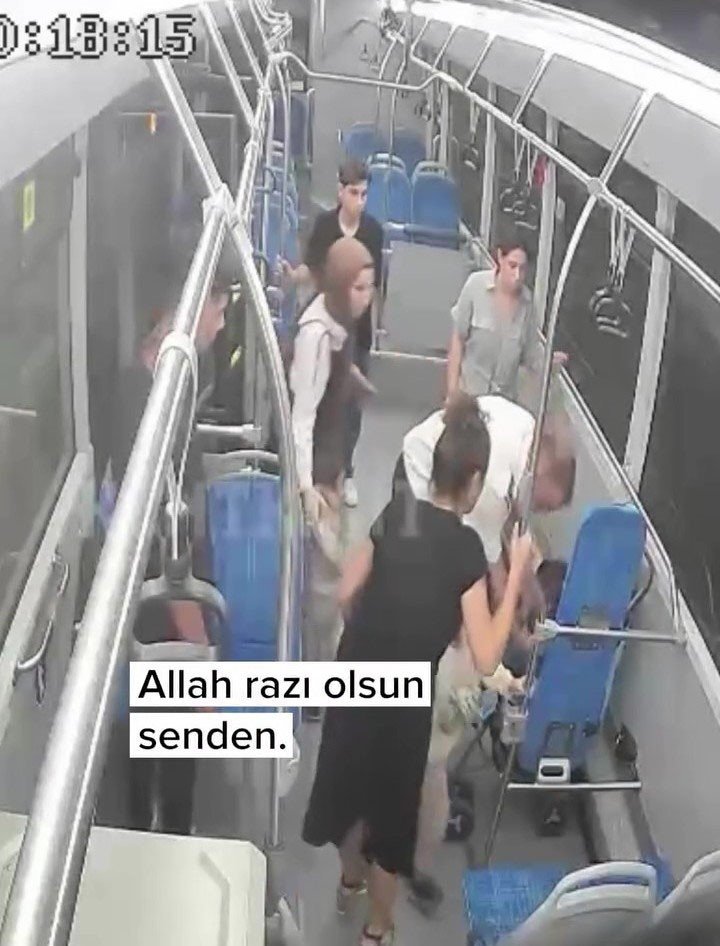 Nefes alamayan çocuğu otobüs şoförü hayata döndürdü