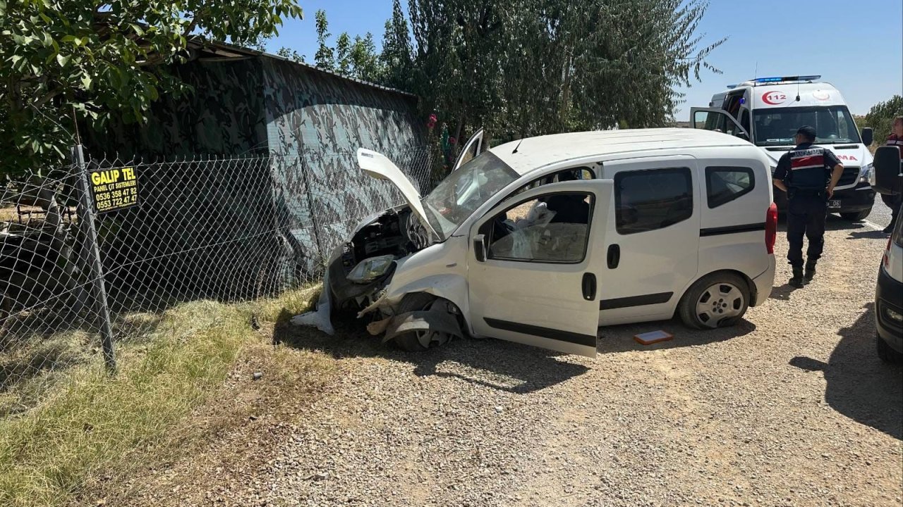 Konya’da lastiği patlayan araç bariyerlere çarptı!