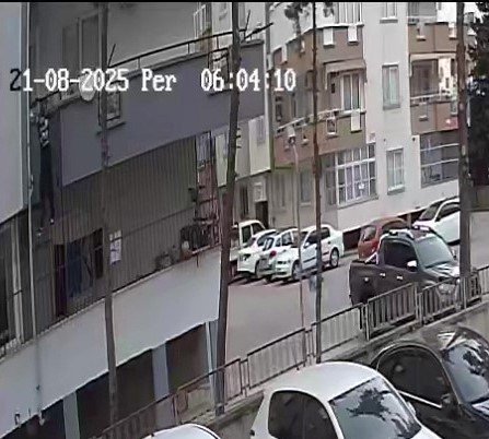 Kurye hırsız örümcek gibi binaya tırmandı