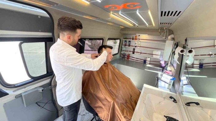 Mobil berber dükkanı müşterinin ayağına gidiyor