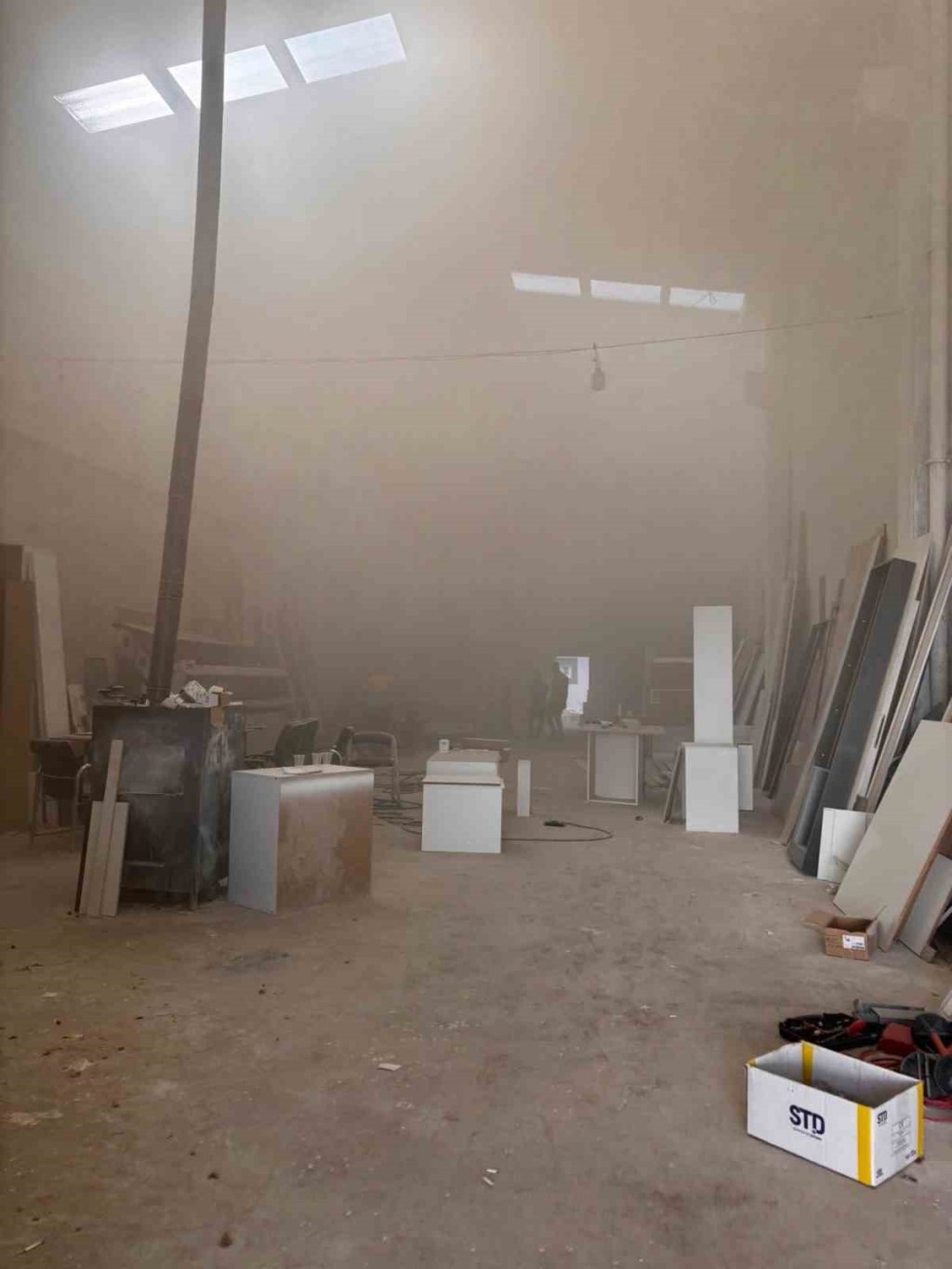 Konya'da mobilya imalathanesinde yangın çıktı