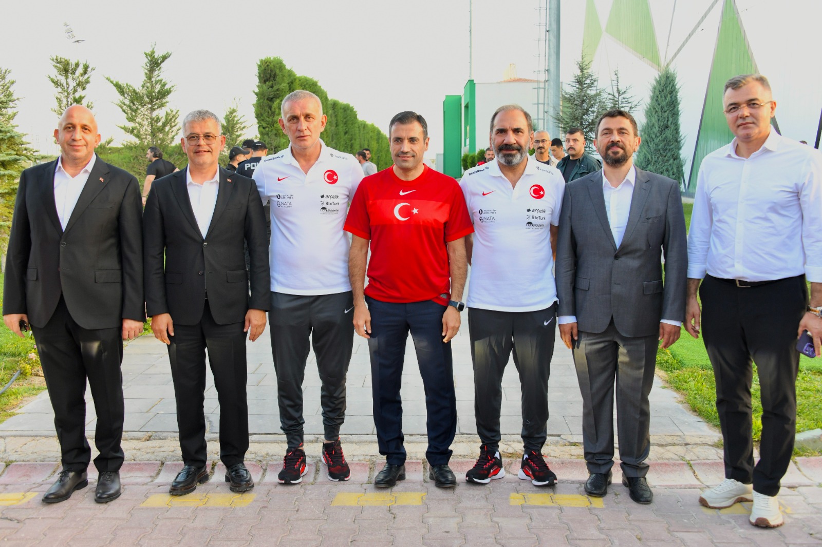 Konya protokolünden Milli Takıma moral ziyareti