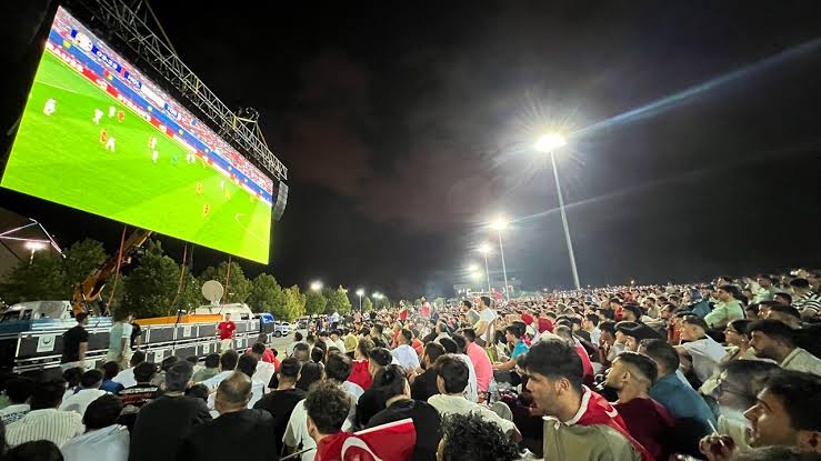 Konya’da milli maç coşkusu! Dev ekranlar kuruluyor, taraftarlar meydanlara bekleniyor