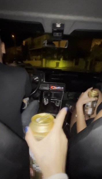 Direksiyon başında alkol aldı ve görüntüler tepki topladı