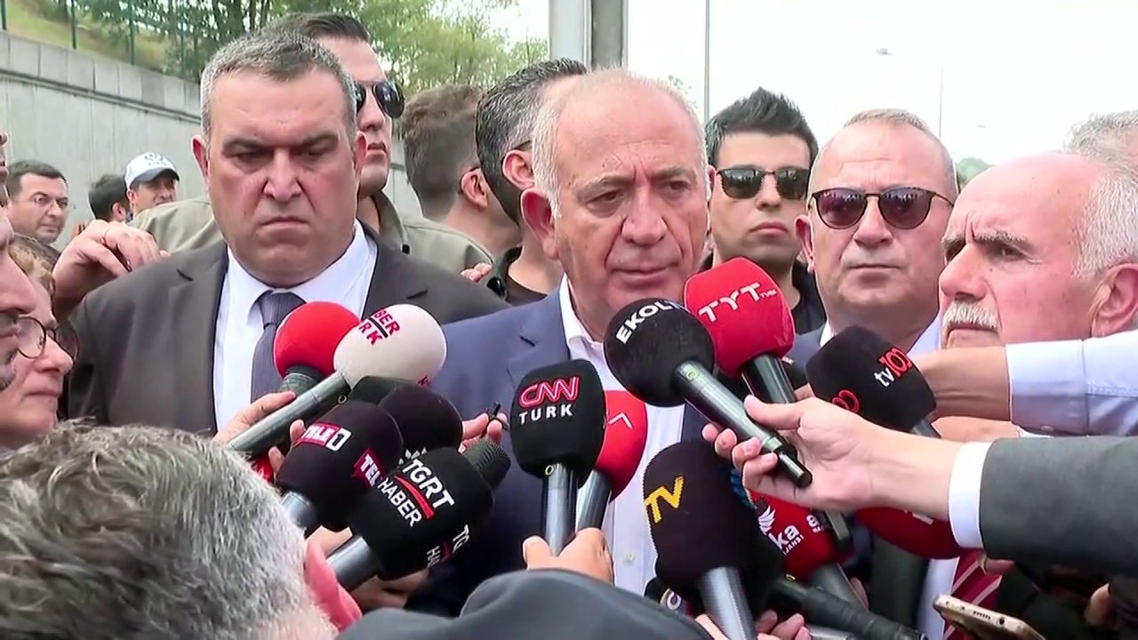 Gürsel Tekin’e su şişesi fırlattılar