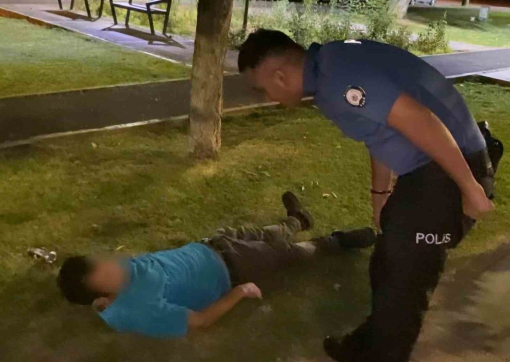 Parkta sızan alkollüden ilginç sözler: "Türk polisi şerefimizdir, elini öpebilir miyim" dedi