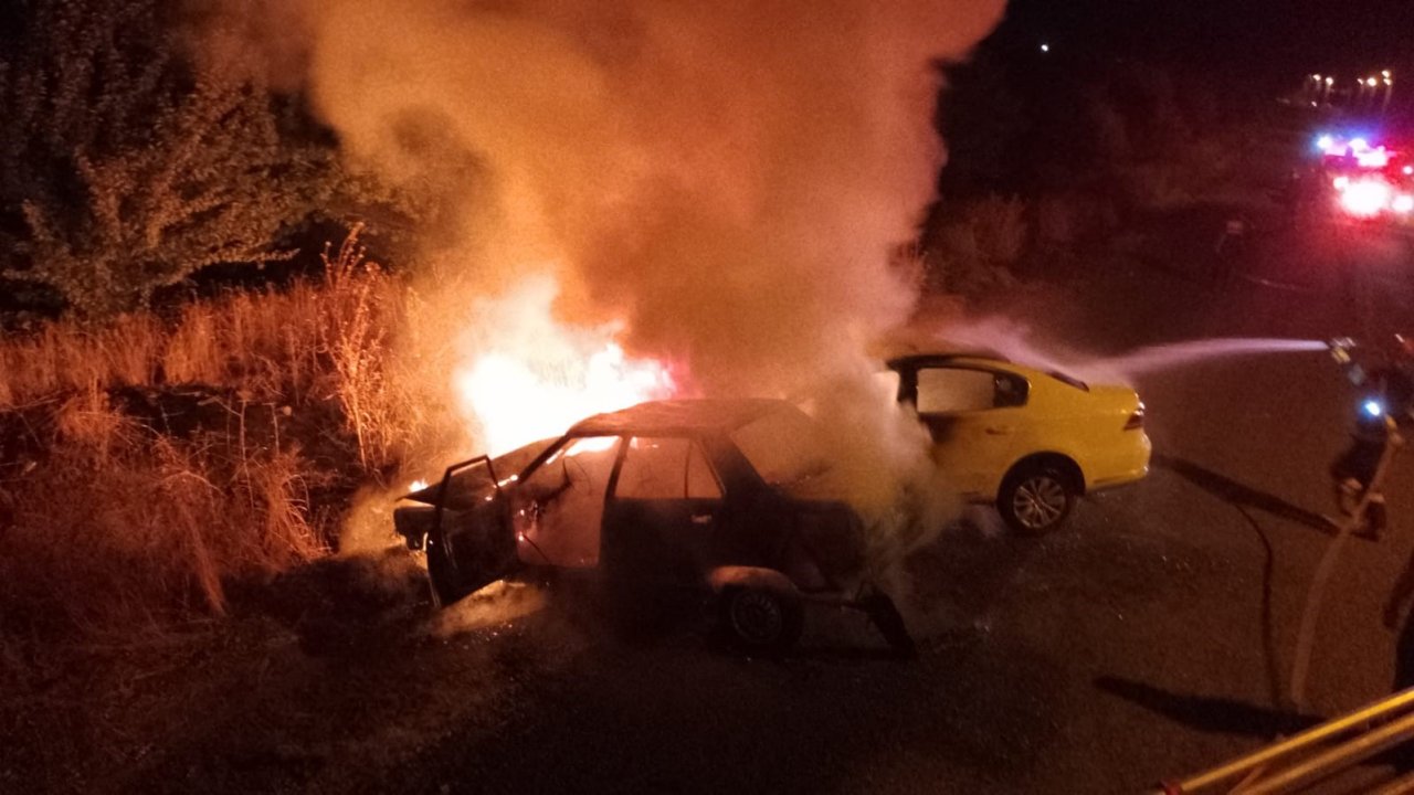 Yürekleri ağızlara getiren kaza: Çarpışan otomobiller alev aldı