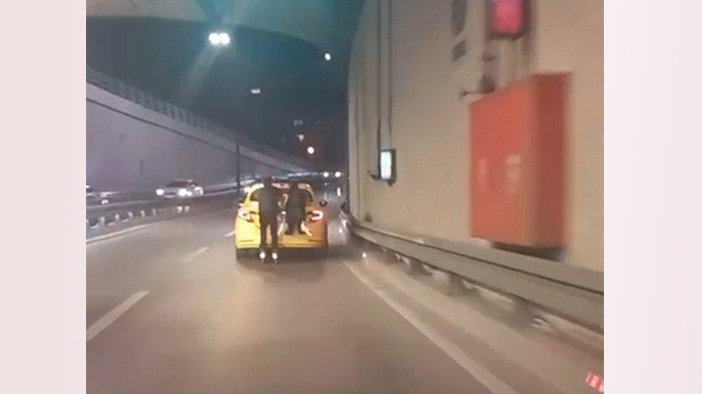 Patenle taksinin bagajına tutunarak yolculuk yaptılar!
