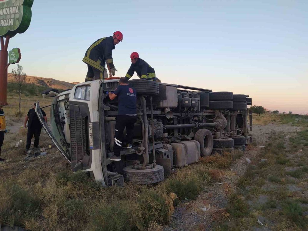 Konya'da kamyon devrildi