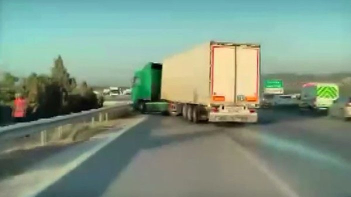Otoyolda zincirleme trafik kazası araç içi kamerada