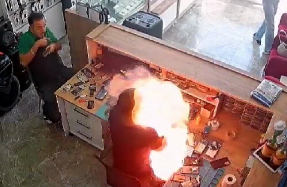 Telefon bataryası bomba gibi patladı