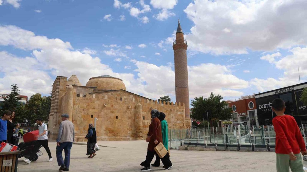 Şehrin ortasında tam 754 yıllık:  Dimdik ayakta duruyor