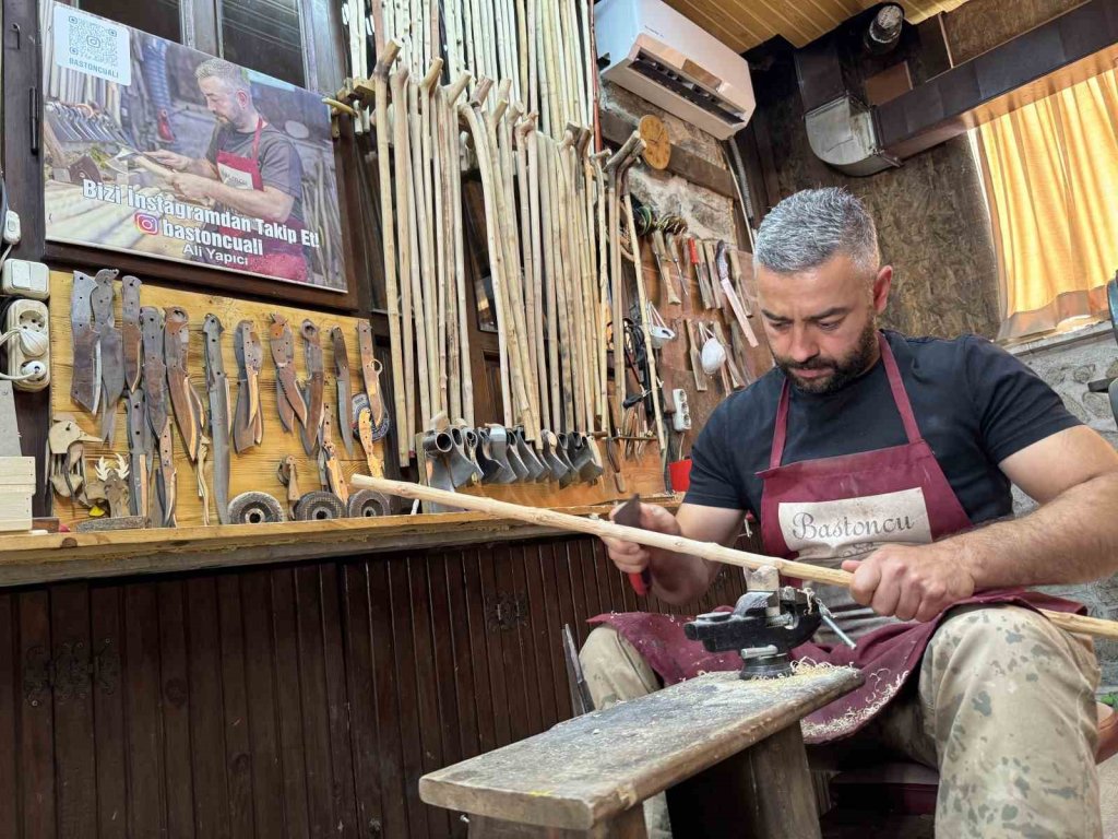 Kaybolmaya yüz tutan "bastonculuğu" geleceğe taşımaya çalışıyor