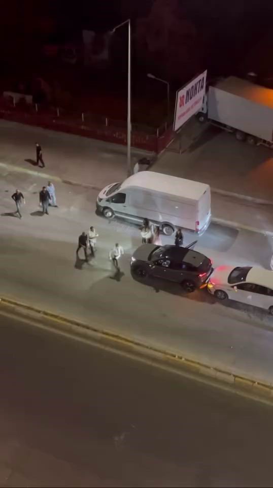 Önce kaza yaptılar, sonra kavga ettiler