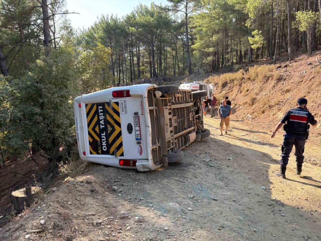 Kazdağları’nda tur minibüsü devrildi: 11 yaralı