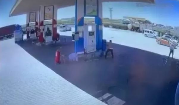 Akaryakıt istasyonunda silahlı kavga: 4 yaralı
