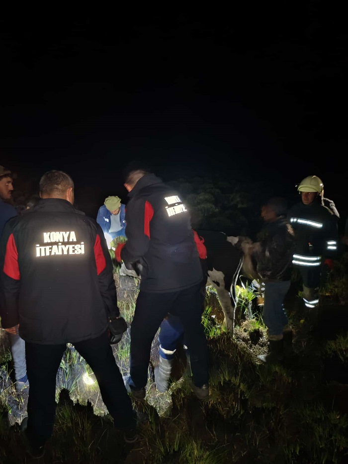 Konya'nın ilçesinde bataklığa saplandı: İtfaiye kurtardı