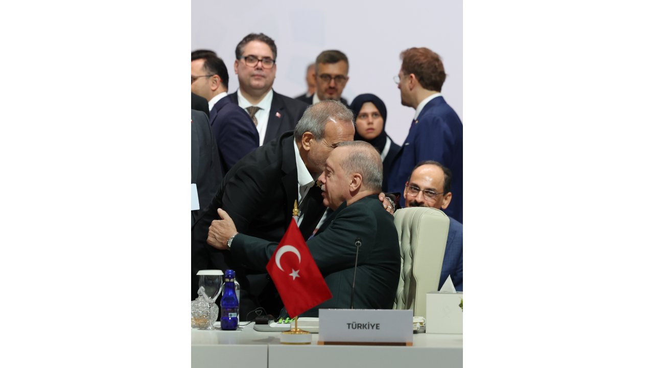 İİT Zirvesi'nde Cumhurbaşkanı Erdoğan'a yoğun ilgi