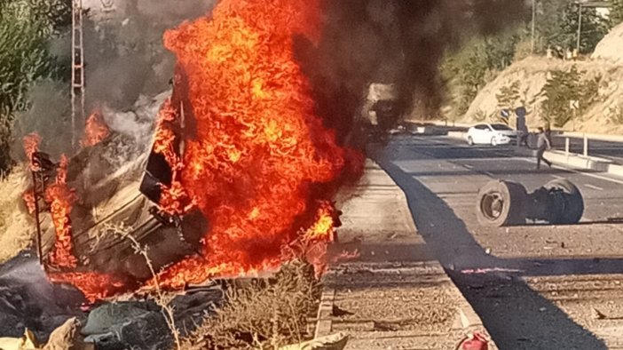 Malatya’da otobüs ile çarpışan tır devrilip alev alev yandı: 1 yaralı
