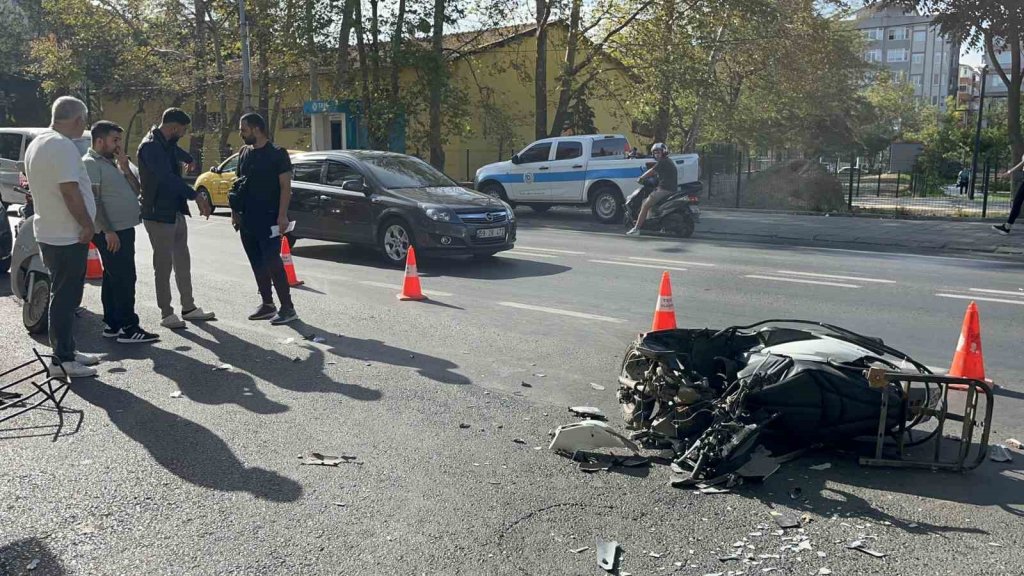 Motosiklet kazası: Sürücü otomobilin üzerinden havalandı