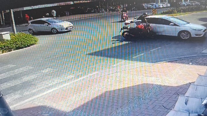 Aynı kavşakta 5 dakika arayla iki motosiklet kazası kamerada