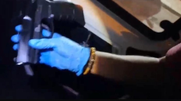 Araç anahtarıyla açılan gizli bölmede silah bulundu