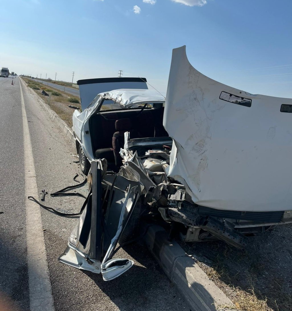 Konya'da TIR'a otomobil çarptı, araç hurdaya döndü