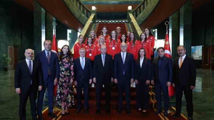 Cumhurbaşkanı Erdoğan, A Milli Kadın Voleybol Takımı’nı kabul etti