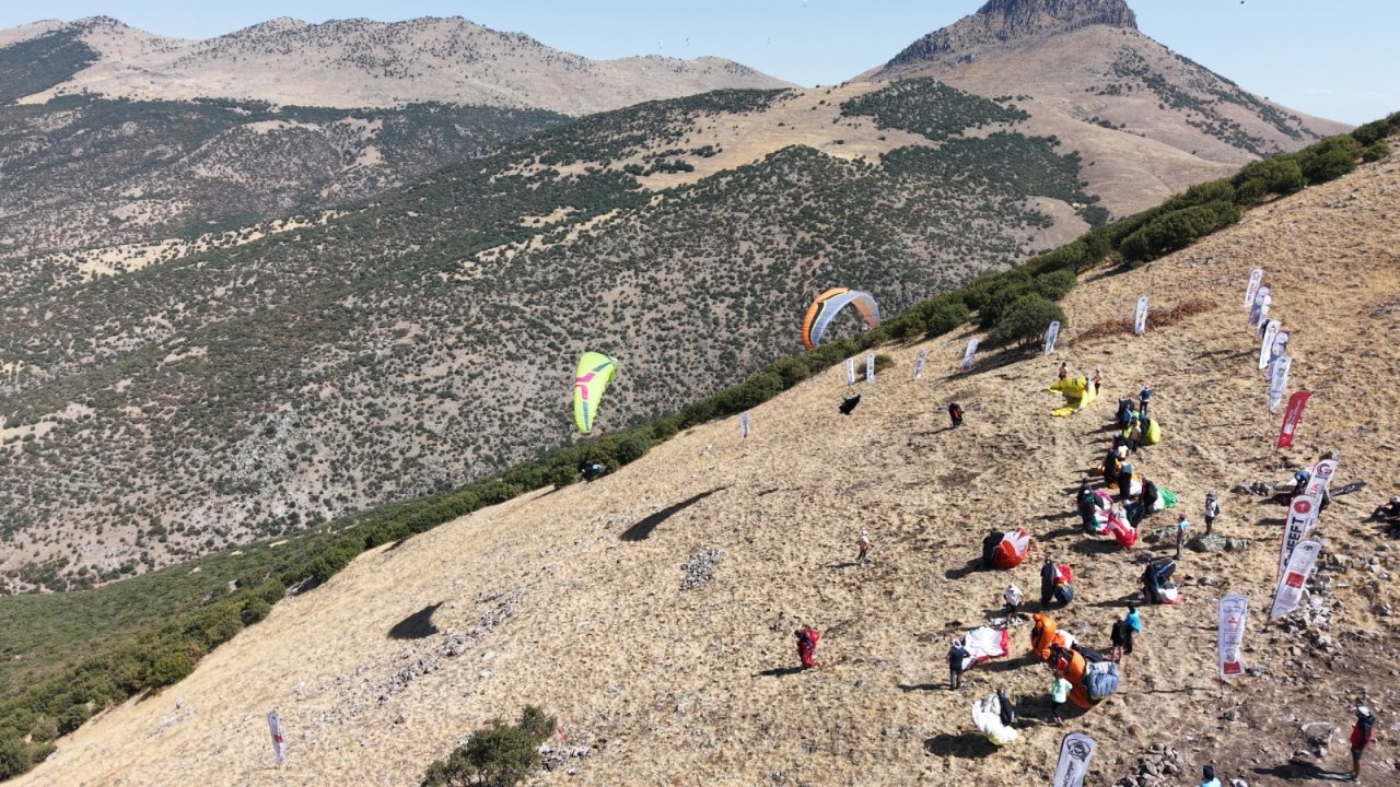 Karapınar'da paraşüt heyecanı