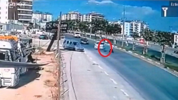 Kucağına aldığı oğluyla yolun karşısına geçerken otomobil çarptı: 1’i ağır 2 yaralı