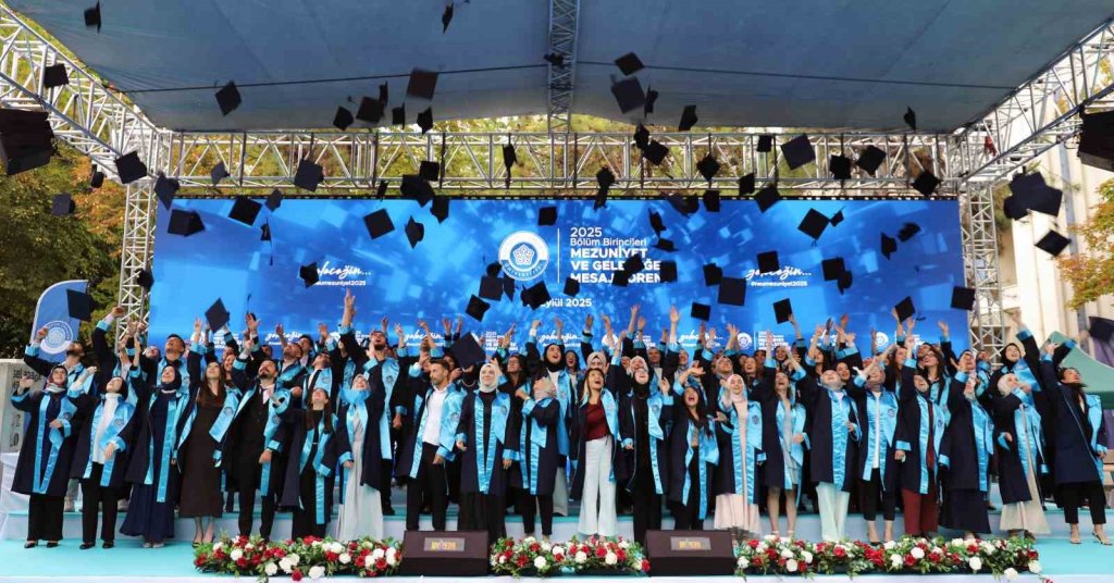 NEÜ'de bölümlerini birincilikle bitirenlerin gurur günü yaşandı
