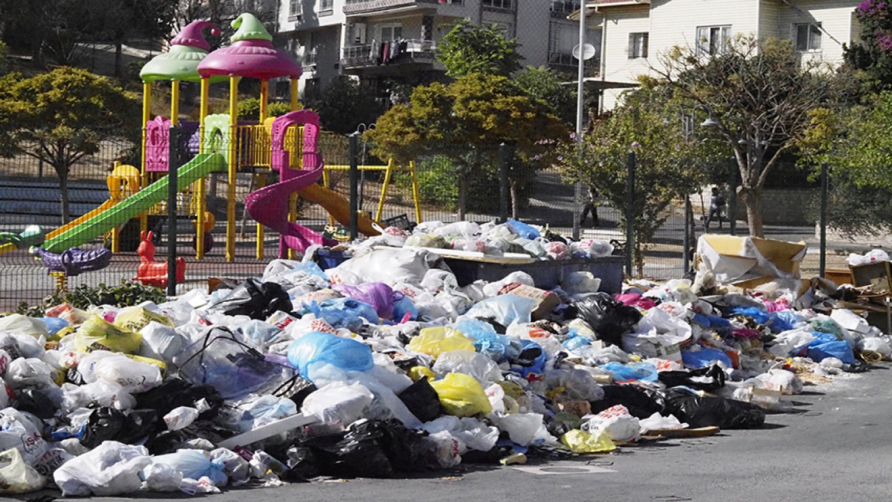 İzmir'in Buca ilçesinde biriken çöplere mahalleliden tepki